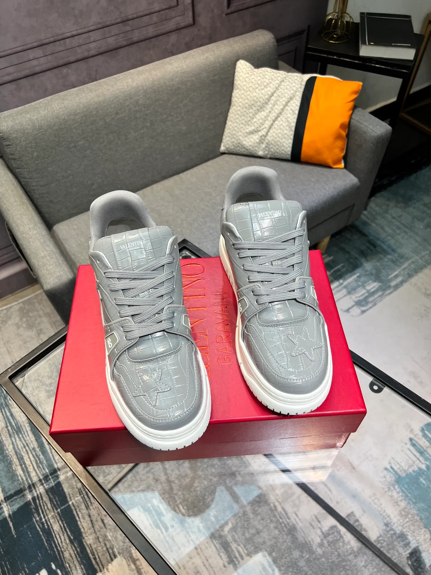 Men's Men's Shoes 💰660 Valentino 2023 early autumn new star shoes are now online! Wang Hedi and Ren Jialun have been worn by many celebrities. Who can refuse the same couple shoes as Wang Hedi! The design of Stars Stab My Heart is cool and spicy. The material of the shoes is cowhide, and every color is beautiful! Size 35-40, men’s size 39-44 (women’s 41, men’s 38, 45🉑️customized)